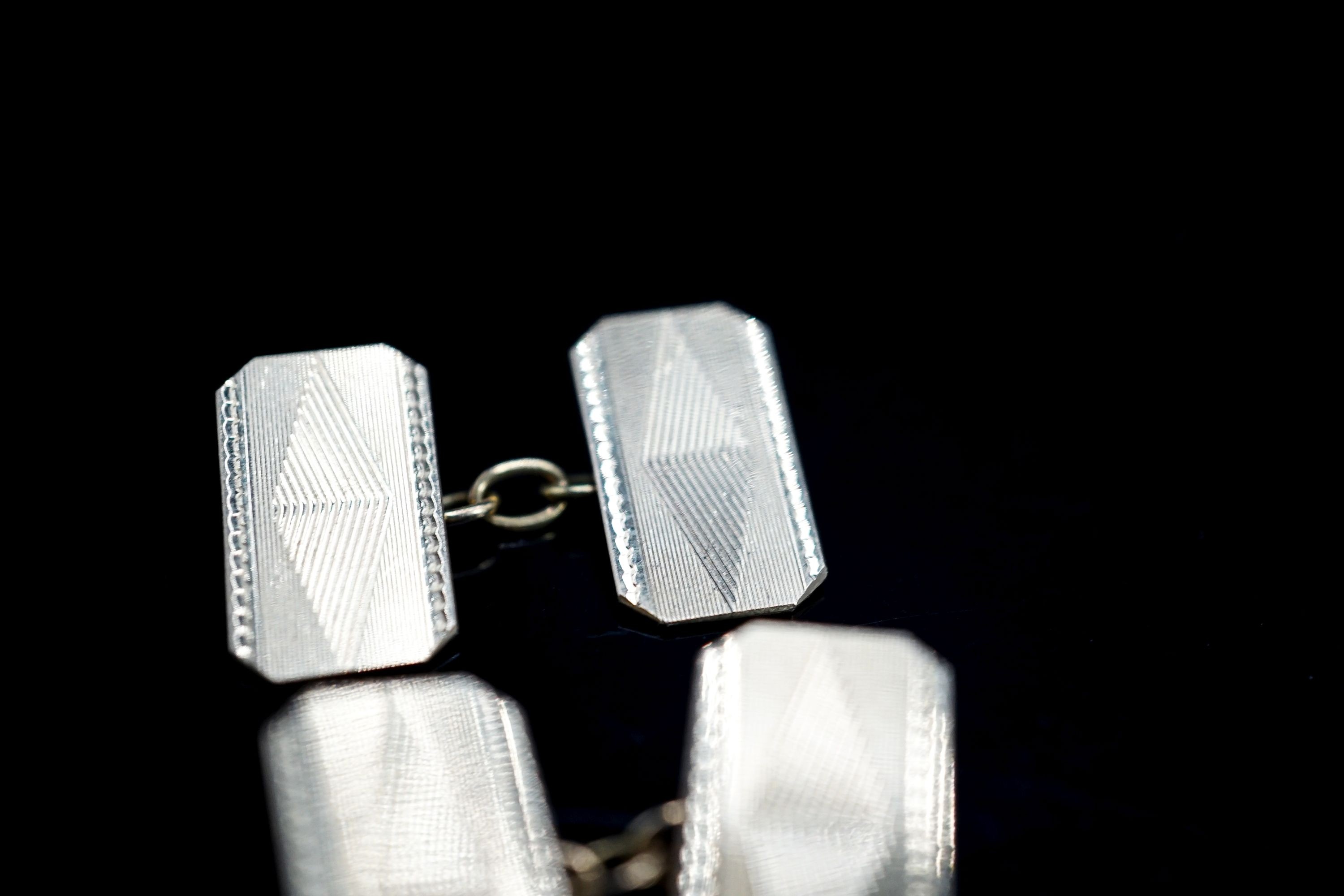 A pair of 18ct gold cufflinks, 8.5 grams.